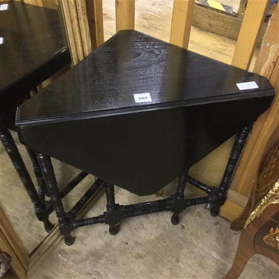 Ebonised gateleg table(-)